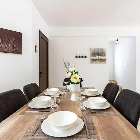 Stellar 3-bedroom And Pool In Villa