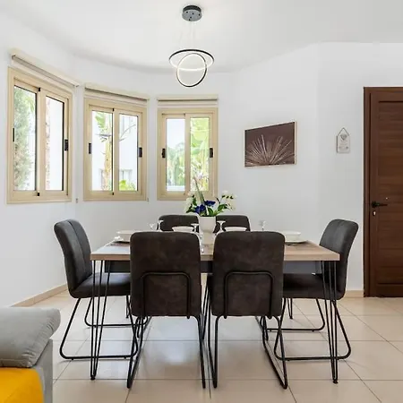 Stellar 3-bedroom And Pool In Villa