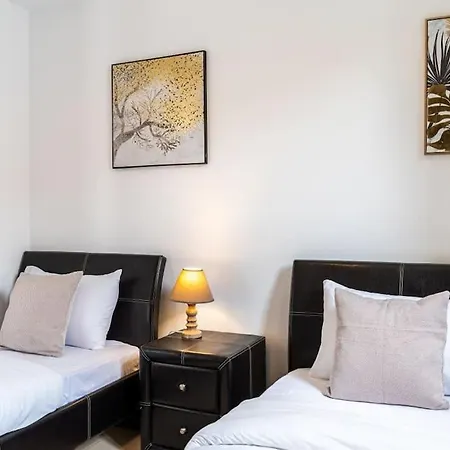 Stellar 3-bedroom And Pool In